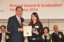 Prof. Arthur K.C. Li, Deputy Chairman of The Bank of East Asia, Limited, presents the gold award to Ms. Kwong Wai Nga