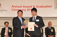 Mr. Clement Chan, Managing Partner of BDO Limited, presents the silver award to Mr. Yick Wing Pan