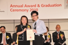 Ms. Au King-chi, Permanent Secretary for Financial Services and the Treasury (Financial Services), presents the bronze award to Mr. Yeung Tin Wai