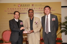 Mr. Patrick Chan, Executive Director and Chief Financial Officer, SHKP (left) and Prof. Joseph Sung, Vice-Chancellor, CUHK (right) present a souvenir to Professor Ramakrishnan