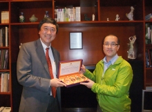 CUHK Vice-Chancellor Professor Joseph Sung presents a souvenir to Mr. Bill Yeung, President of the Hong Kong Astronomical Society, in appreciation of his generous donation of two asteroids to CUHK and Professor Sung himself