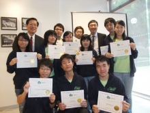 A group photo of Prof. Joseph Sung, CUHK Vice-Chancellor (3rd right, back row), Prof Ng Cheuk-yiu, Dean of Science (1st left, back row) and the award-winning team