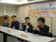 Chu Pui-ming (right) shares his experience