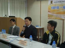 Prof. Ngai Sek-yum (middle)