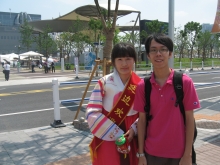 Wong Chin Leung (right) and a volunteer from Yanbian Korean Autonomous Prefecture