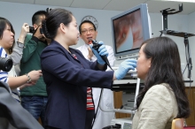 Dr Fiona Ho, Honorary Clinical Assistant Professor, Department of Otorhinolaryngology, Head and Neck Surgery, CUHK demonstrates how to conduct voice assessment of teacher