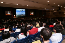 介绍新学制的新高中生入学讲座反应热烈，另加开三个场馆供学生及家长收看现场直播，合共1,700多人出席