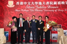 中大校長沈祖堯教授（左二）、逸夫書院校董會主席馬臨教授（右三）、逸夫書院校董會第一副主席李和聲先生伉儷（左三及左一）、逸夫書院院長陳志輝教授（右二）及著名歌影星葛蘭女士（右一）於京曲表演後留影。