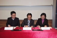 From left: Prof. Cheung Chin-hung, Sidney, Chairman of the Department of Anthropology, CUHK; Mr. Tuet Che-yin, Chairman of the Chinese Muslim Cultural and Fraternal Association; and Ms. Janet Chow, Director of Institutional Advancement, CUHK, sign the collaboration agreement of the ‘Chinese Muslim Cultural Heritage Study Programme’.