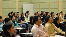 学员专心听讲，了解有关生命教育的理论知识