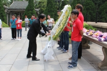 交流团于广州黄花岗七十二烈士墓举行纪念仪式