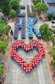 中大七书院逾2,000名本届新生合作砌出「CUHK ♥」图案