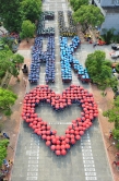 中大七書院逾2,000名本屆新生合作砌出「CUHK ♥」圖案