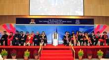 (3rd – 7th from left, front row) Prof. Matthew Gutmann, Vice President of Brown University; Mr. Lin Chung-pak, Trustee of Chan Chun Ha Charitable Trust; Dr. David Ho, Chairman of The S.H. Ho Foundation; Prof. Samuel Sun, Master of S.H. Ho College; Prof. Joseph Sung, Vice-Chancellor of CUHK; (7th – 2nd from right, front row) Dr. Vincent Cheng, Chairman of the University Council; Dr. Tzu-leung Ho, Chairman of the Committee of Overseers, S.H. Ho College; Mr. Norman Ho, Trustee of Ho Tim Foundation; Mr. Thomas Liang, Chief Executive Officer of Wei Lun Foundation; Lord Wilson of Dinton, Master of Emmanuel College, Cambridge University; and Prof. Xu Chongren, Dean of Yuanpei College, Peking University.