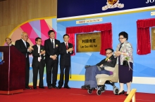 (From left) Prof. Samuel Sun, Dr. Tzu-leung Ho, Prof. Joseph Sung, Dr. Vincent Cheng and Dr. and Mrs. Lee Quo Wei unveil the plaque of Lee Quo Wei Hall.