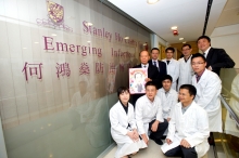 A research team from the Stanley Ho Centre for Emerging Infectious Diseases at CUHK presents a birthday card to Dr. Stanley Ho as a gesture of thanks to Dr. Ho for his staunch support to CUHK, and to celebrate Dr. Ho’s 90th birthday. The card is received by Mr. Patrick W.M. Huen on Dr. Ho’s behalf.