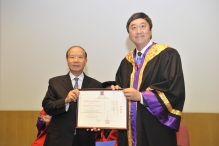 Prof. Joseph J.Y. Sung presents a certificate of appreciation to Dr. Stanley Ho Medical Development Foundation, received by Mr. Patrick W.M. Huen.