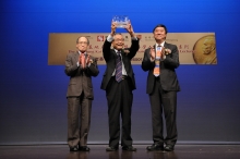 Mr. Michael Wong, Non-Executive Director and Group Principal Advisor, SHKP (left) and Prof. Joseph Sung, Vice-Chancellor, CUHK (right) present a souvenir to Prof. Ei-ichi Negishi