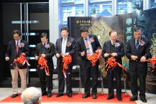 The opening ceremony of ‘The First Dragon of China’ Exhibition is officiated by (from left) Prof. Tang Chung, Director, Centre for Chinese Archaeology and Art, CUHK; Prof. Leung Yuen-sang, Dean, Faculty of Arts, CUHK; Prof. Wang Wei, Director, The Institute of Archaeology, CASS; Prof. Joseph Sung, Vice-Chancellor, CUHK; Dr. Simon Kwan, Member, Advisory Committee of the Art Museum, CUHK; and Prof. Peter Lam, Director, Art Museum, CUHK.