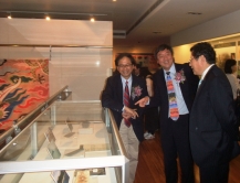 (From left) Prof. Tang Chung, Prof. Joseph Sung and Prof. Wang Wei viewing the artefacts together.