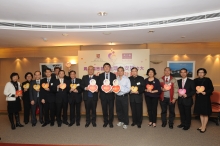 A group photo of Professor Sung, Mr. Cheng, Professor Yau, members of Chow Tai Fook Charity Foundation and CUHK alumni.