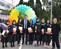 Prof. Joseph J.Y. Sung, Vice- Chancellor, CUHK, attends the graduation photo day of New Asia College and invites students to join CUHK’s first-ever ‘Floral Festival’. He hopes the graduands will cherish the opportunities to exchange ideas, and remember the good times spent on the beautiful campus.