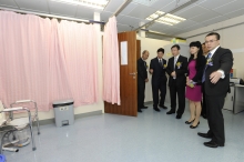 Prof. Anthony NG shows the officiating guests the one-stop services of the Youth Urological Treatment Centre (YCTU). The Centre will provide with the young drug abusers the least invasive investigation including urine analysis, blood tests, uroflowmetry and bladder scan, in addition to the standard clinical assessment.