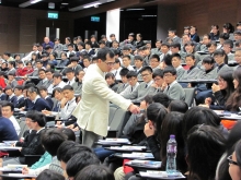 商学院王泽基教授在讲座中向同学发问。