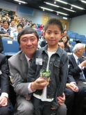 A beneficiary presents a souvenir to Professor Sung to express his gratitude.