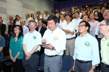 Professor Sung leads the participating units to sign the electronic ‘GO! Charter’, pledging to incorporate green practices in daily work.