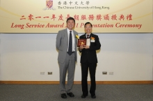 CUHK Vice-Chancellor Prof. Joseph J.Y. Sung presents a certificate and a souvenir to Prof. Fung Kwok-pui