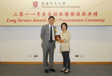 CUHK Vice-Chancellor Prof. Joseph J.Y. Sung presents a certificate and a souvenir to Ms. Fanny Li