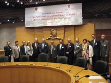 The forum is attended by CUHK Provost Prof. Benjamin W. Wah (seventh from the right); Chancellor of University of Wisconsin-Madison Prof. David Ward (eighth from the right); Secretary-General of the University Grants Committee Dr. Richard T. Armour (sixth from the left); and Executive Director of the Hong Kong-America Center Dr. Glenn Shive (fifth from the left).