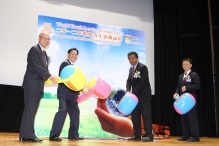 (From left) Prof. Yeung Yue-man, Convenor of Organizing Committee of WYLF, Prof. Andrew C. F. Chan, Head of Shaw College, Prof. Ir. Dr. Othman A. Karim, Deputy Vice Chancellor, Students and Alumni Affairs, The National University of Malaysia and Dr. Lam Kin-chung, Advisor of the Organizing Committee and Patron of WYLF officiate at the opening ceremony of ‘World Youth Leaders Forum 2012’.