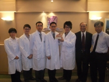 Prof. Chu Ka-hou (2nd right), Director, School of Life Sciences, CUHK; Mr. Ho Lap-ming (1st right), Chairperson, The Hong Kong Spinocerebellar Ataxia Association, with the research team