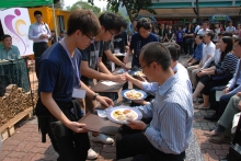 師生一同品嚐「廚餘盛宴」