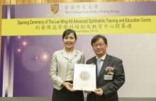 Dr. Eliza Chan (left) presents a souvenir to Prof Calvin Pang.