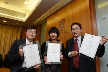 (From left) Prof. Hector Chan, Prof. Kaman Lee and Mr. Lo Yuen-cheong, awardees of Vice-Chancellor’s Exemplary Teaching Award 2011, share their teaching experience.