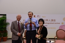 Prof. Paul Lee, Dean of Social Science (left) and Prof. Fanny Cheung, Choh-Ming Li Professor of Psychology, CUHK (right) present a souvenir to Prof. Philip Zimbardo.