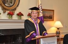 Professor Sung delivers his speech.