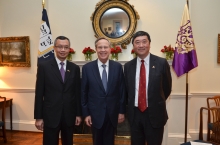（右起）中大校长沈祖尧教授、耶鲁大学校长Richard Charles Levin教授，以及中大教务长及秘书长吴树培先生。