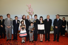 The representatives of Yasumoto scholars present souvenirs to Dr. & Mrs. Alex Yasumoto.