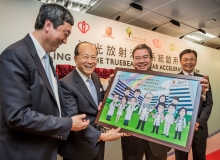 Mr Anthony Wu presents to Mr Li Ka-shing a souvenir which fulfills Mr Li’s childhood dream of becoming a doctor.