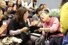 The service recipients of CLOVER present souvenirs to the guests.