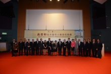 A group photo of Dr. Lui and his family, guests and CUHK members.