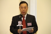 Prof. Huang Jiefu delivers an officiating address.