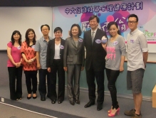 (From left) Miss Anita Tong, Executive Producer, RTHK; Mrs. Josephine Ling, interviewee of 'Psychological Resillience'; Prof. Freedom Leung Yiu-kin and Prof. Winnie Mak Wing-sze, Associate Professors, Department of Psychology, CUHK; Ms. Beatrice Mok, Chairperson of Community Partner Foundation Ltd, Prof. Patrick Leung Wing-leung, Chairman, Department of Psychology, CUHK; Miss Sheren Tang, host of 'Psychological Resilience'; and Mr. Sidney Wong, interviewee of 'Psychological Resillience'.