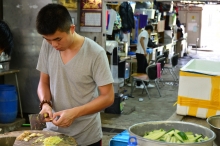 中大学生学习煮数十人份量的饭菜