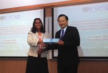 Dr. Shamika Sirimanne, Director of Information and Communications Technology and Disaster Risk Reduction Division of ESCAP (left) and Prof. Benjamin Wah, Provost of CUHK exchange souvenirs.