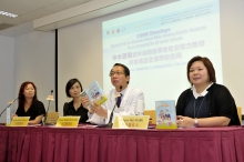 (左起) 中大耳鼻咽喉-頭頸外科學系研究助理簡沛淇女士、李月裳副教授、唐志輝教授及明愛康復服務項目主任麥宛薇女士介紹由中大研發以提升自閉症學生社交能力的教材。